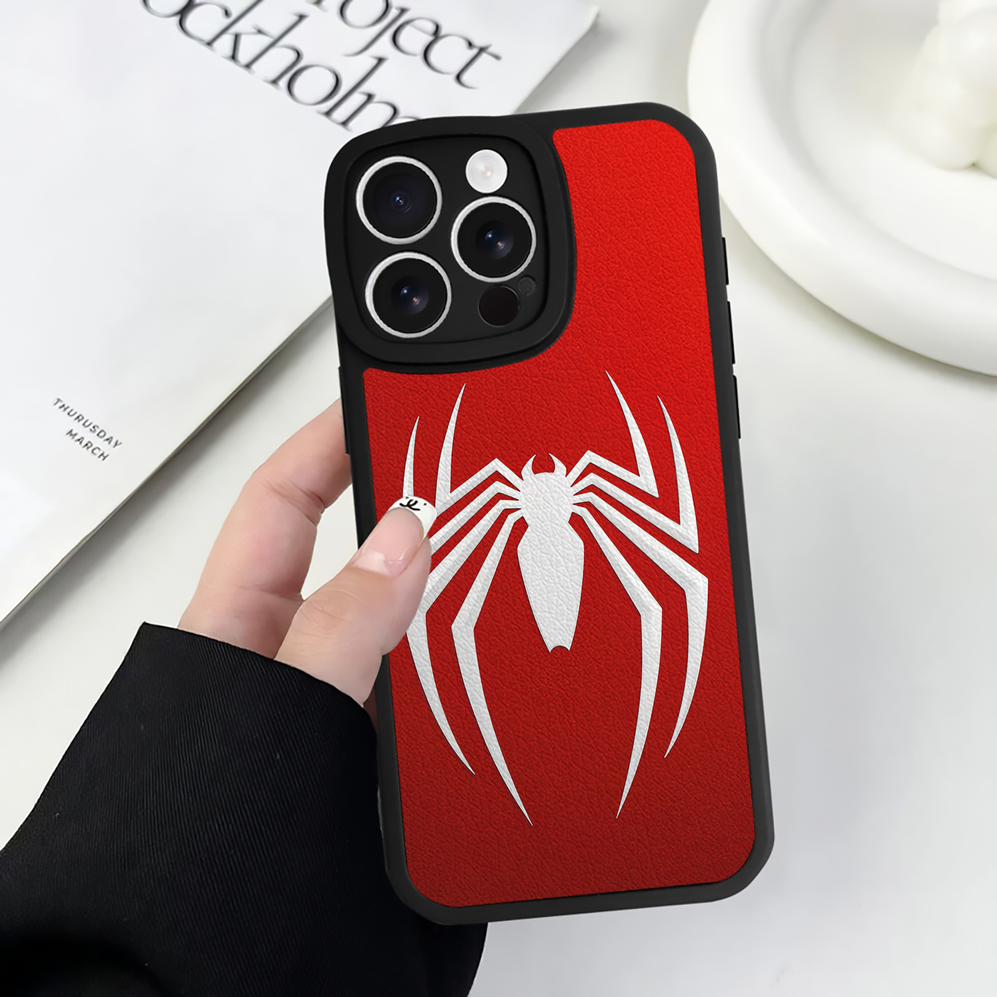 Spider Man スパイダーマン 【iPhone 16シリーズ対応】シリコンスマホケース（レザー調） 材質：シリコン